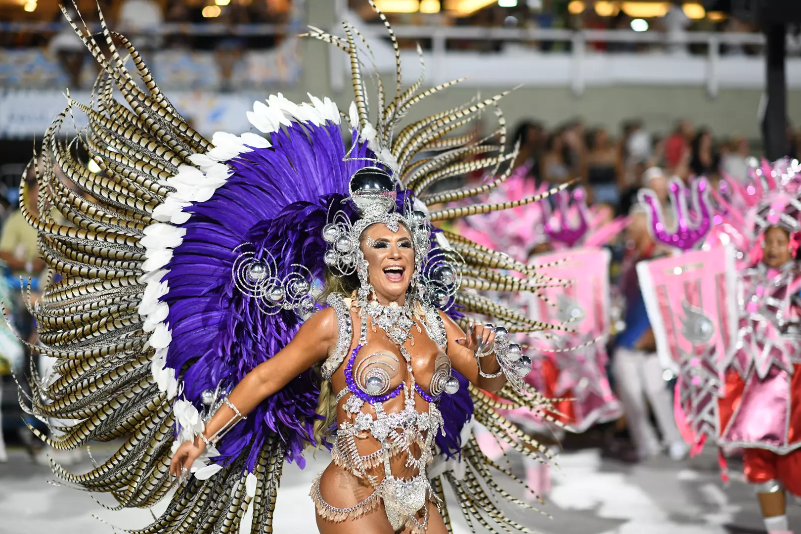 Gaúcha no samba: Carol Noronha realiza sonho ao desfilar na Marquês de Sapucaí